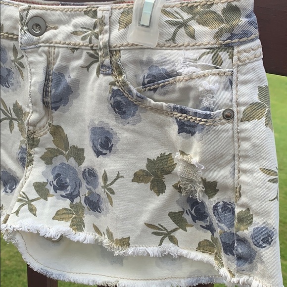 Jean floral shorts 🌺Final Price - Picture 2 of 3